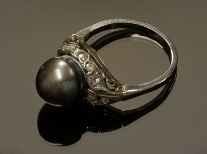 RING in 18k (750/°°) white gold, the openwork...