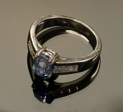BAGUE en or gris 18k (750/°°) centrée d'un...