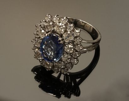 BAGUE en or gris 18k (750/°°) centrée d'un...