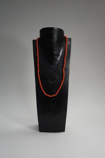 COLLIER composé de perles rondes de corail...