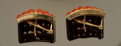 PAIRE DE BOUCLES D'OREILLES en or jaune 18k...