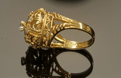 FABERGE, Attribué à - BAGUE en or jaune 18k...