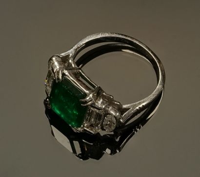 BAGUE en or gris 18k (750/°°) centrée d'une...