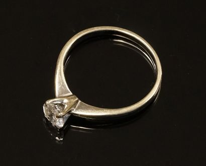 SOLITARY RING in 18k (750/°°) white gold...