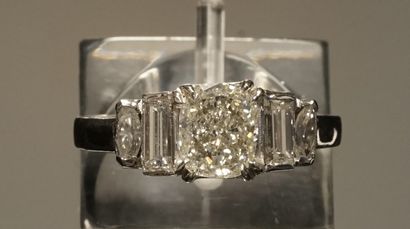 BAGUE en or gris 18k (750/°°) centrée d'un...
