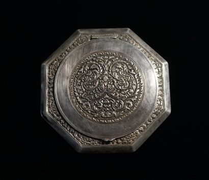 Octagonal silver POUDRIER with engraved decoration...