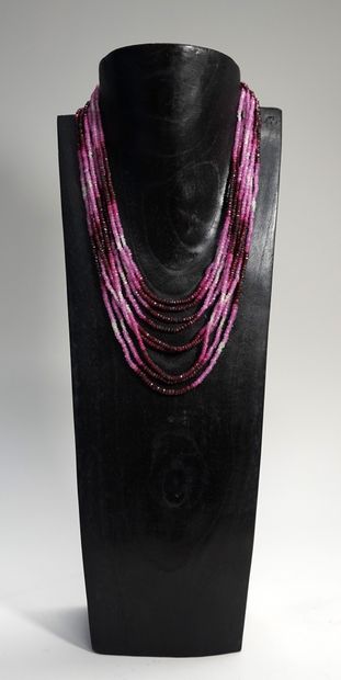 COLLIER de 8 rangs de perles facettées de...