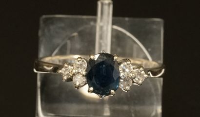 Fine ring in 18k white gold (750/°°) centered...