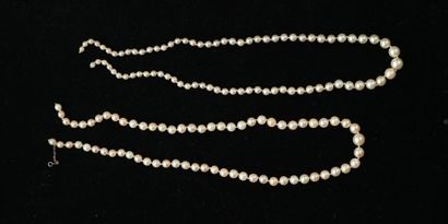 SET of 2 NECKLACES of cultured pearls in...