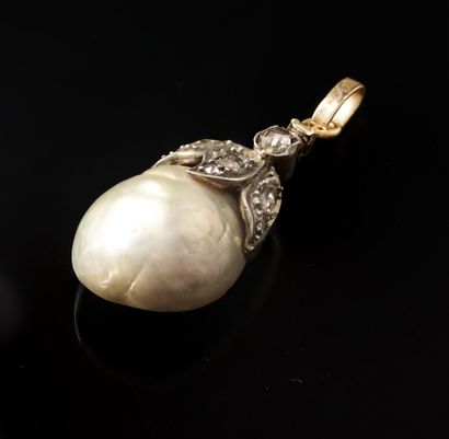 Yellow gold and silver pendant holding a...