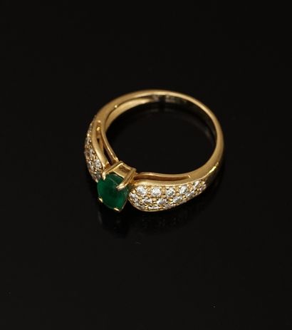 RING in 18k (750/°°) yellow gold centered...