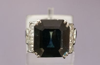 18k (750/°°) white gold ring centered with...
