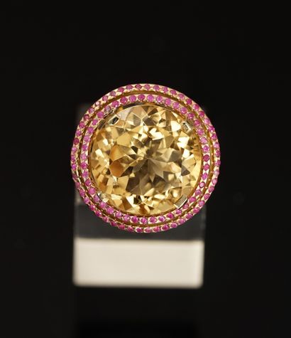 BAGUE en argent doré (vermeil) centrée d'une...