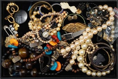JEWELRY FANTAISIE: lot including necklaces,...