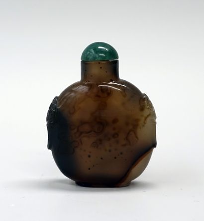 Round silhouette agate snuffbox, mask-shaped...