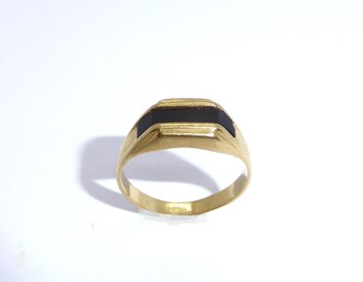 Yellow gold ring 18K (750/°°) with cut sides...
