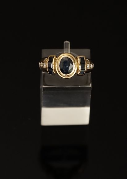 18k (750/°°) yellow gold ring centered on...