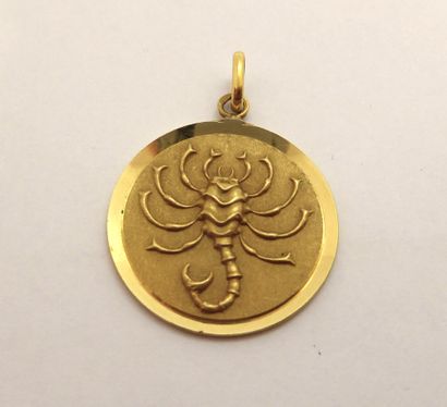 PENDENTIF en or jaune 18K (750/°°) signe...