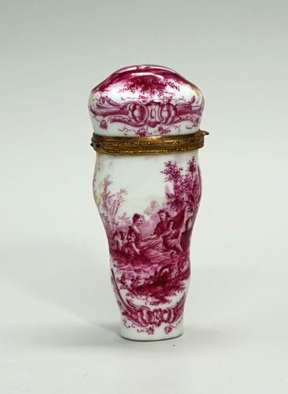 White porcelain case decorated with monochrome...