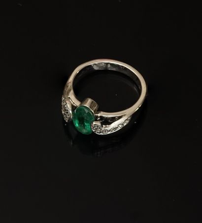 RING in 18k (750/°°) white gold centered...