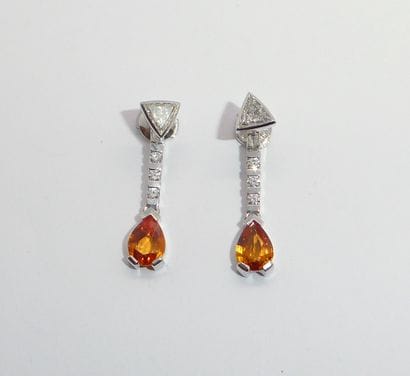 PAIR OF EARRINGS in 18K (750/°°) white gold...