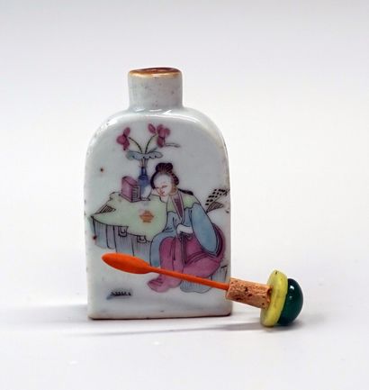 Rectangular porcelain snuffbox with 