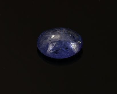TANZANITE cabochon ovale sur papier, 7.20ct....