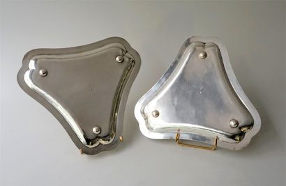 AUCOC - Pair of triangular silver display...
