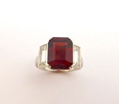 RING in 18K (750/°°) white gold, centered...