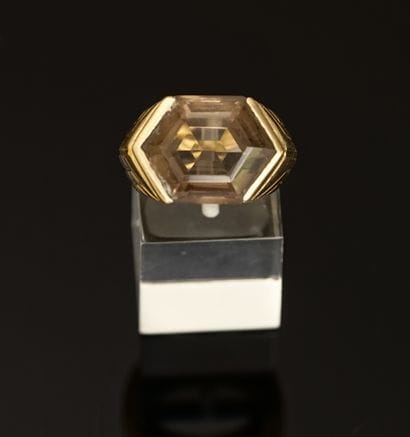 RING with geometrical setting in yellow gold...