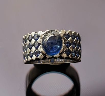 18k (750/°°) white gold band ring set with...