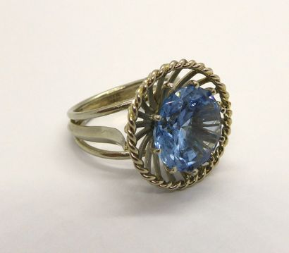 BAGUE en or blanc 18k (750/°°) ornée d'une...