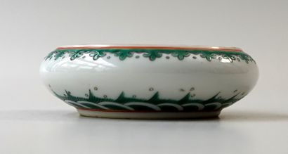 Porcelain cup with dragon decoration, apocryphal...