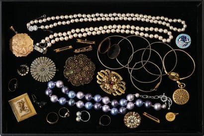 FANTAISIE JEWELRY in fake pearls, gold or...