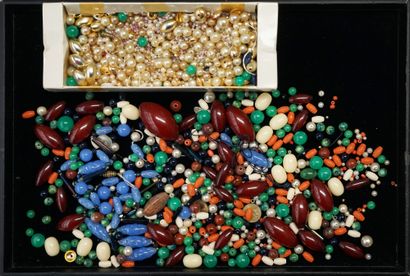 JEWELRY FANTAISIE: lot including pearls in...