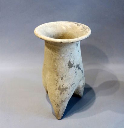 Tripod vase with large flared neck. Terracotta.

China,...