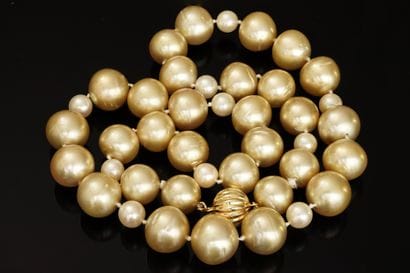 NECKLACE composed of 31 important gold cultured...