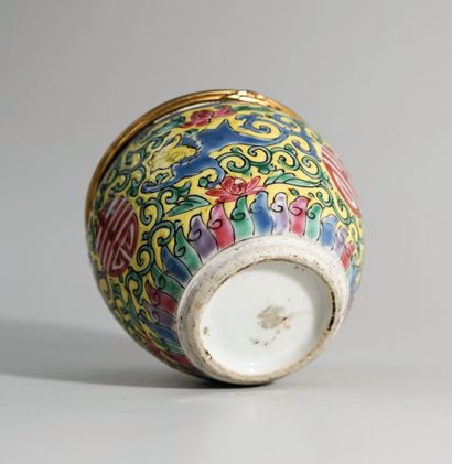 Small polychrome porcelain pot holder, bronze...