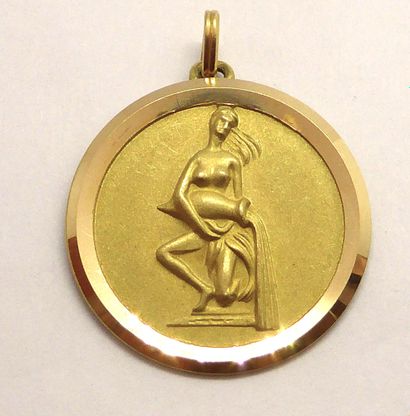 PENDENTIF en or jaune 18K (750/°°) signe...