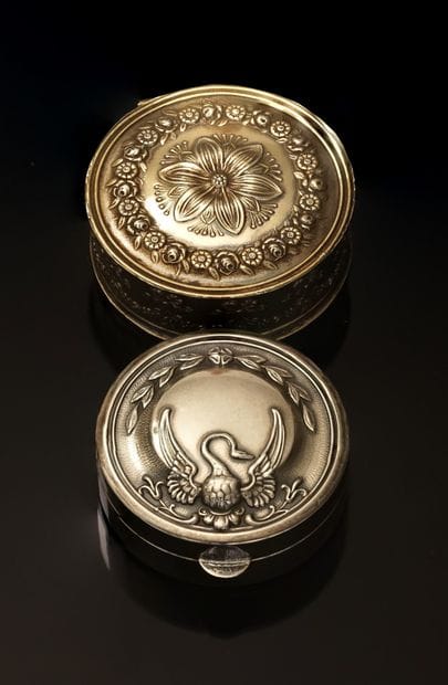 SET of 2 silver pill boxes min 800/°°, round...