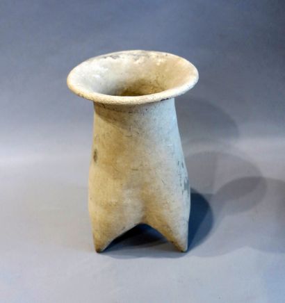 Tripod vase with large flared neck. Terracotta.

China,...