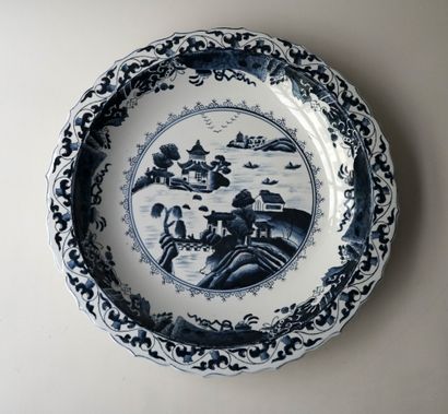 Porcelain dish with polylobed edge, decorated...