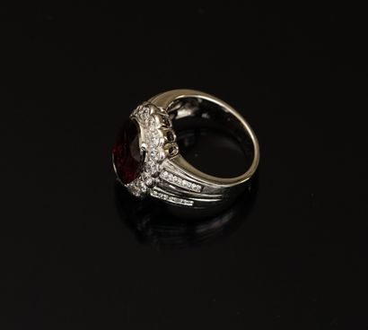 RING in 18k (750/°°) white gold centered...