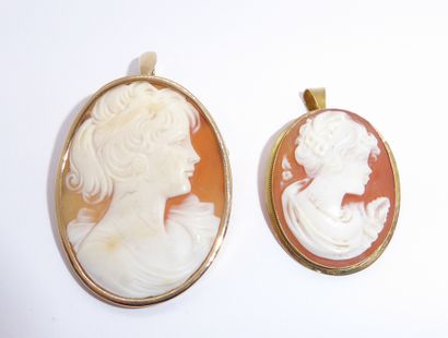 SET OF 2 CAMEE PENDANTS, shell, 18K yellow...