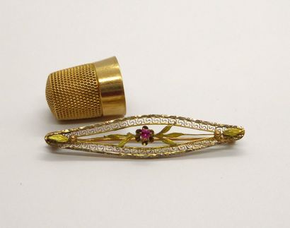 ENSEMBLE composé d'une BROCHE en or jaune...