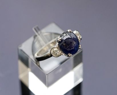 RING in 18k white gold (750/°°) centered...