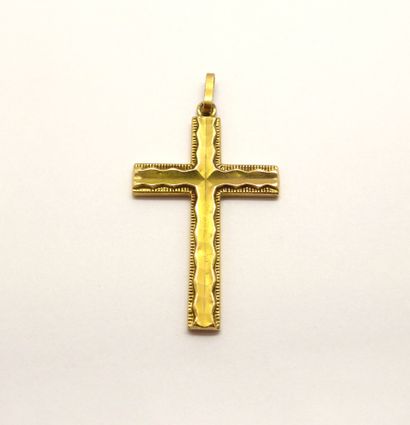 18K (750/°°) yellow gold pendant with a chased...