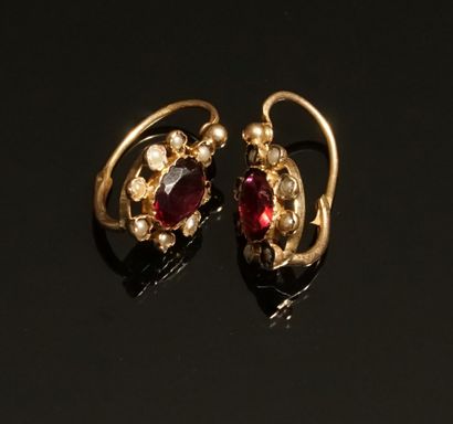 PAIR OF DORMEUSES in 18k yellow gold (750/°°)...