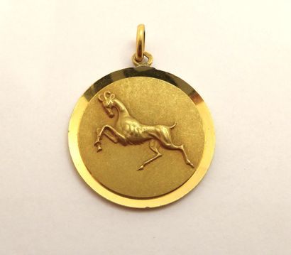 PENDENTIF en or jaune 18K (750/°°) signe...