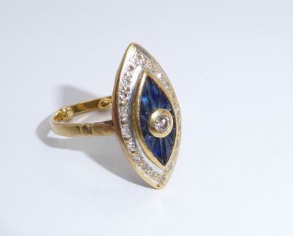 18K (750/°°) yellow gold marquise ring, centered...